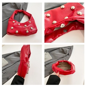 Détails du sac à main rouge plissé brillant avec gros clous argentés et fermoir magnétique