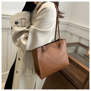 Grand sac cabas marron matelassé en similicuir porté épaule pour un look élégant