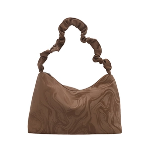 Sac bandoulière à motif marbré marron avec bandoulière plissée sur fond blanc pur