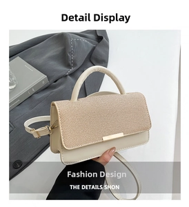 Gros plan détaillé du sac beige avec texture tissée et boucle en métal doré élégante