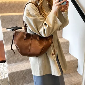 Sac cabas en cuir grainé marron avec surpiqûres blanches et longue bandoulière