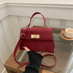 Sac à main élégant en daim rouge bordeaux avec boucle dorée et bandoulière mode 2025