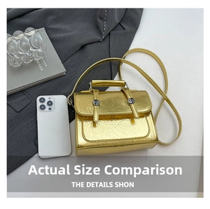 Mini sac bandoulière doré avec téléphone pour l'échelle et boucles en métal brillant