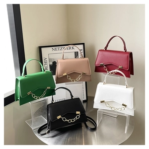 Vue détaillée de cinq sacs bandoulière en cuir texturé avec décoration chaîne dorée