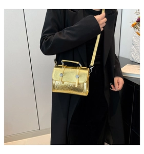 Détail du sac bandoulière doré métallisé avec cuir plissé et boucles métalliques