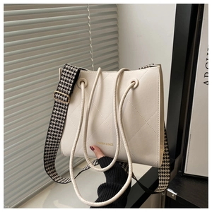 Détail du sac cabas matelassé blanc cassé avec une large bandoulière en pied-de-poule