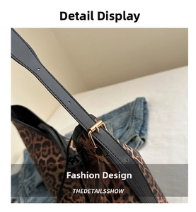Dettaglio della borsa hobo leopardata con tracolla in pelle nera e fibbia dorata
