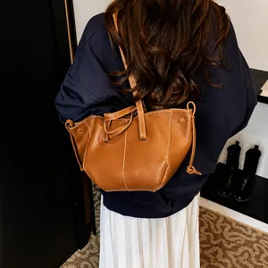 Vue détaillée du sac cabas marron caramel avec surpiqûres blanches et cuir grainé