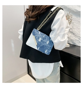 Borsa a tracolla moderna in denim blu e pelle bianca con catena in metallo dorato