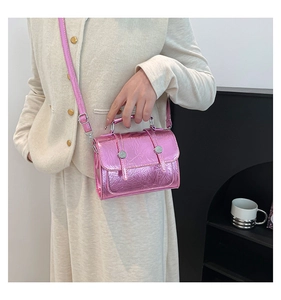Détail du sac à bandoulière rose métallisé plissé avec boucles argentées élégantes