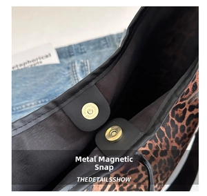 Dettaglio della borsa tote leopardata con chiusura a bottone magnetico dorato