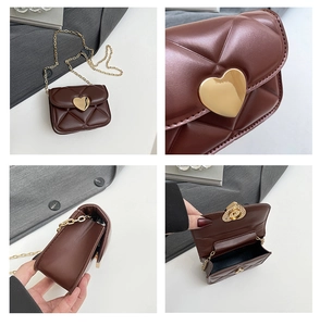 Détails du mini sac matelassé marron avec fermoir cœur doré et bandoulière chaîne