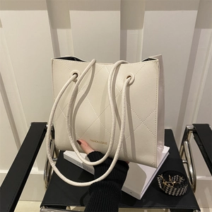 Sac fourre-tout matelassé chic en similicuir crème avec bandoulière pied-de-poule
