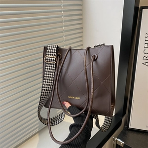 Sac fourre-tout matelassé marron avec bandoulière pied-de-poule et détails dorés