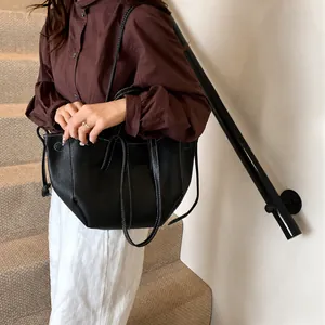 Détail du sac cabas en cuir noir avec surpiqûres blanches contrastées et grain litchi