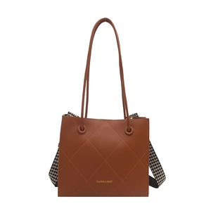 Borsa tote trapuntata marrone con tracolla pied-de-poule e doppi manici in ecopelle