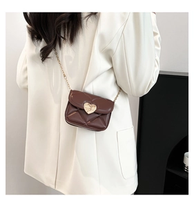 Détail du mini sac matelassé chocolat avec grand fermoir cœur doré et bandoulière