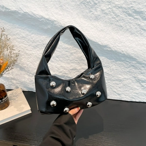 Sac sous le bras moderne en cuir verni noir avec rivets sphériques argentés uniques