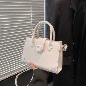 Borsa a mano bianca quadrata con trama a coccodrillo e tracolla sottile per donna