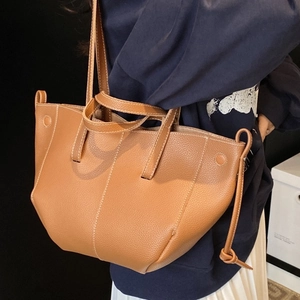 Sac cabas vintage en cuir marron avec design ailes et surpiqûres blanches contrastées