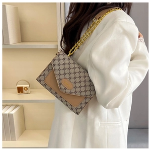 Gros plan du sac à main vintage à monogramme marron avec bandoulière chaîne dorée