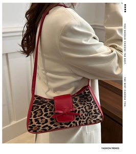 Nahaufnahme der Baguette-Tasche mit Leopardenmuster, rotem Leder und Schleife