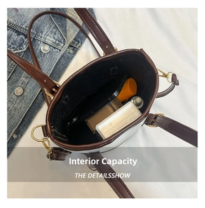Vue de dessus de la capacité intérieure du sac seau bicolore blanc et marron