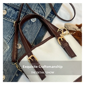 Détails d'un sac seau bicolore avec pendentif en peluche et boucles métalliques dorées