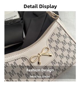 Dettaglio borsa a spalla beige monogramma con fibbia a fiocco dorata e motivo a M