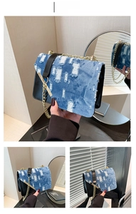 Dettagli della borsa quadrata bicolore in denim consumato, pelle nera e catena dorata