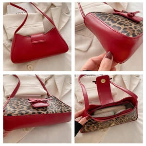 Detailansicht der roten Crescent Bag mit Leopardenmuster, Lederschleife und Innenfutter