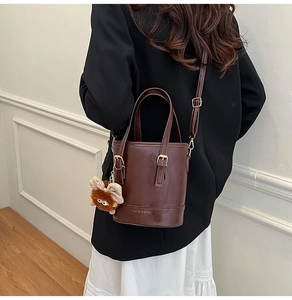 Sac seau marron foncé brillant avec pendentif abeille en peluche et boucles métalliques