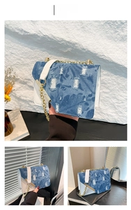 Dettaglio patchwork in denim blu con finiture in pelle bianca e catena d'oro sulla borsa