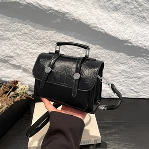 Sac à main élégant en cuir PU plissé noir avec boucles argentées et bandoulière fine