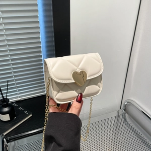 Elegante cremefarbene Stepptasche mit goldenem Herzschloss und Kettenschultergurt