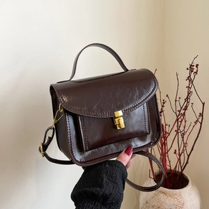 Petit sac carré marron rétro en cuir texturé avec fermoir doré et poignée