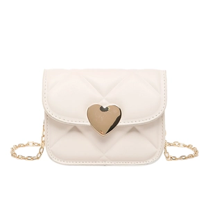 Petit sac carré blanc matelassé avec fermoir cœur doré et bandoulière pour femmes