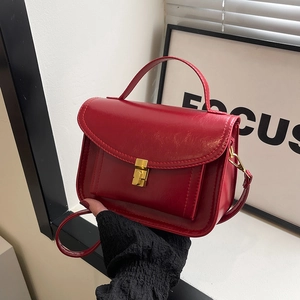 Sac messager rouge en cuir PU avec poignée supérieure, fermoir doré et bandoulière