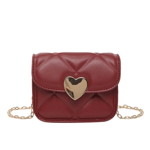 Mini sac bandoulière matelassé rouge foncé avec fermoir cœur doré et chaîne métal
