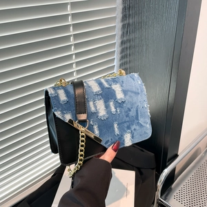 Borsa a tracolla bicolore chic con patta in denim consumato e catena dorata elegante