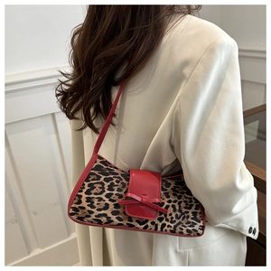 Detail der Baguette-Tasche mit Leopardenmuster, roter Schleife und rotem Besatz
