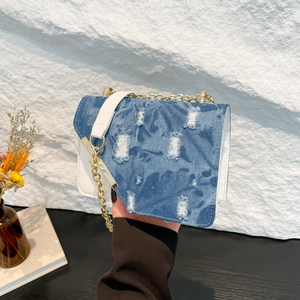 Borsa a tracolla in denim blu e pelle bianca con catena dorata dal design vintage chic