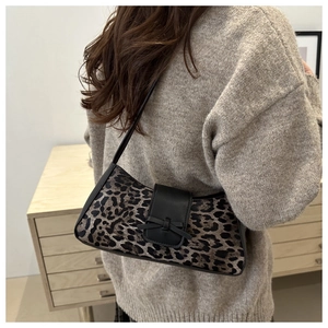 Detailansicht der Schultertasche mit Leopardenmuster, Leder-Schleife und Klappe