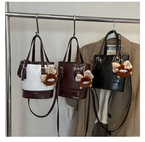 Trois sacs seaux tendance en plusieurs coloris avec un pendentif en peluche mignon