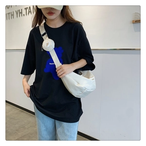 Détail du sac bandoulière blanc en forme de croissant avec mini porte-monnaie et sangle réglable