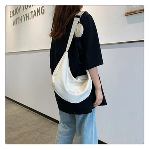 Détail du grand sac hobo blanc en nylon avec sangle réglable et petit porte-monnaie rond