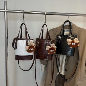 Sac Seau Femme En Cuir PU Style Coréen Sac À Main Rétro Sac Bandoulière Avec Pendentif En Peluche En Option Décontracté