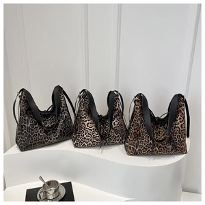 Tre borse hobo con stampa leopardata in diverse tonalità su espositore bianco