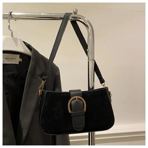 Vue détaillée du sac à bandoulière en daim noir mat avec boucle en anneau doré rétro