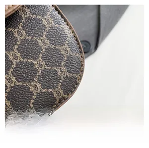 Vue macro de la texture en cuir grainé marron avec motif vintage élégant et coutures